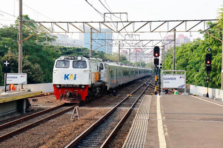 HUT Jakarta, 14 KA Jarak Jauh Berhenti di Stasiun Jatinegara Hari Ini