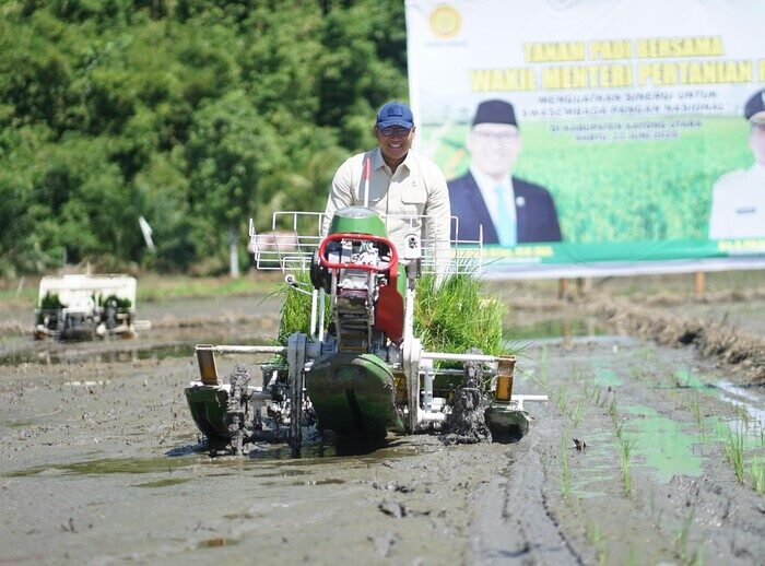 Wamentan Sudaryono Tanam Pakai Alat Modern Ini, Yakin Produksi Padi Bakal Naik Tinggi