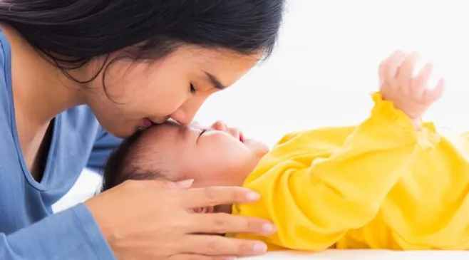 Ramai Peringatan Larangan Mencium Bayi Saat Lebaran di Media Sosial, Apa Dampaknya?