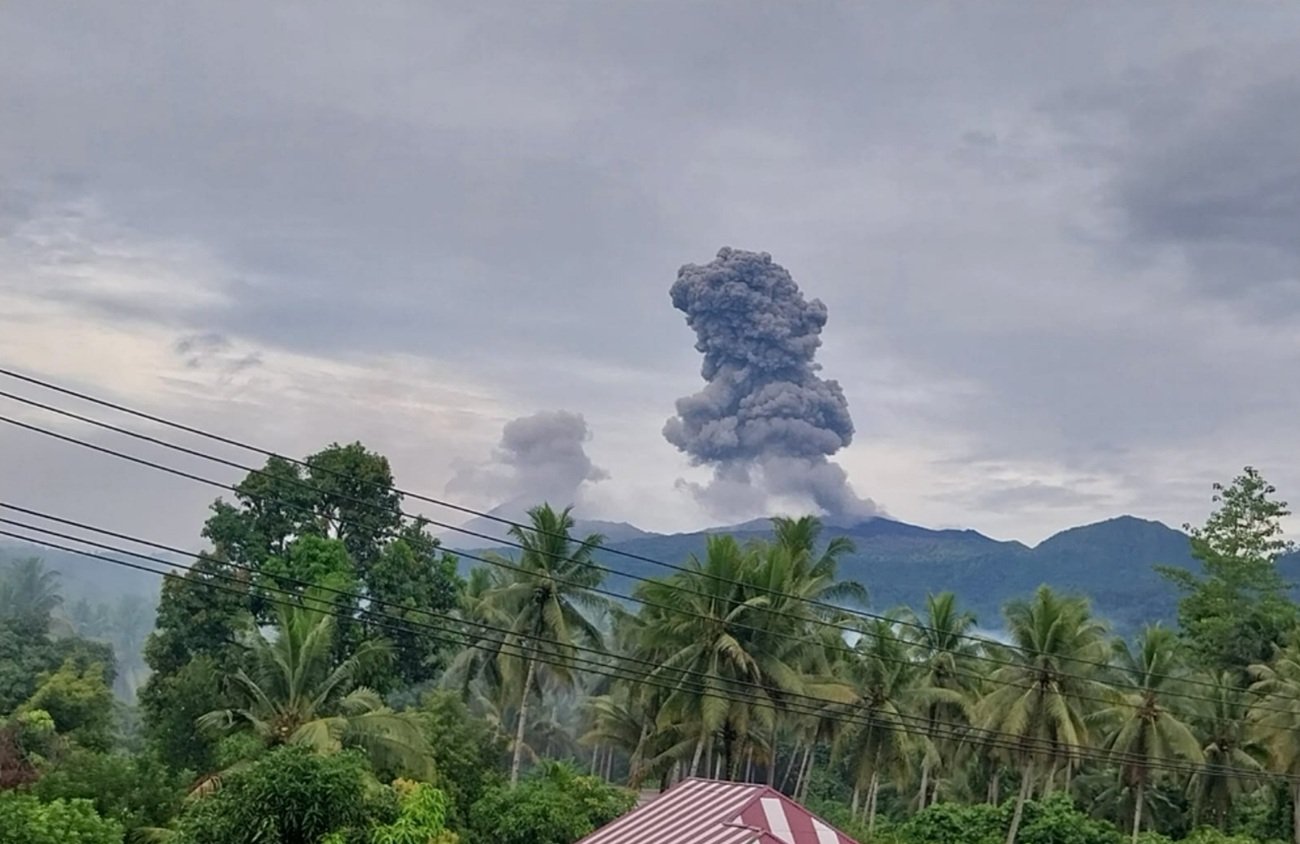 Breaking News! Gunung Dukono Meletus Pagi Ini, Luncurkan Abu Vulkanik Setinggi 1,6 Km