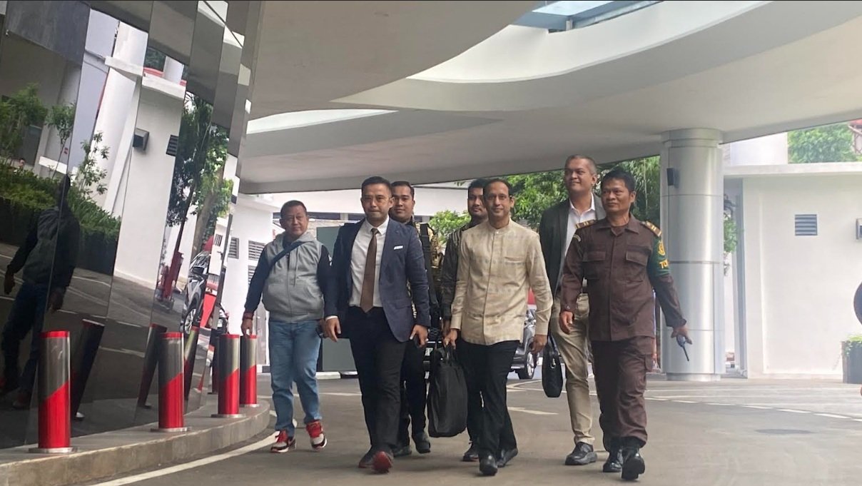 Nadiem Makarim Bungkam Dicecar Wartawan soal Dugaan Korupsi Laptop Rp9,9 Triliun