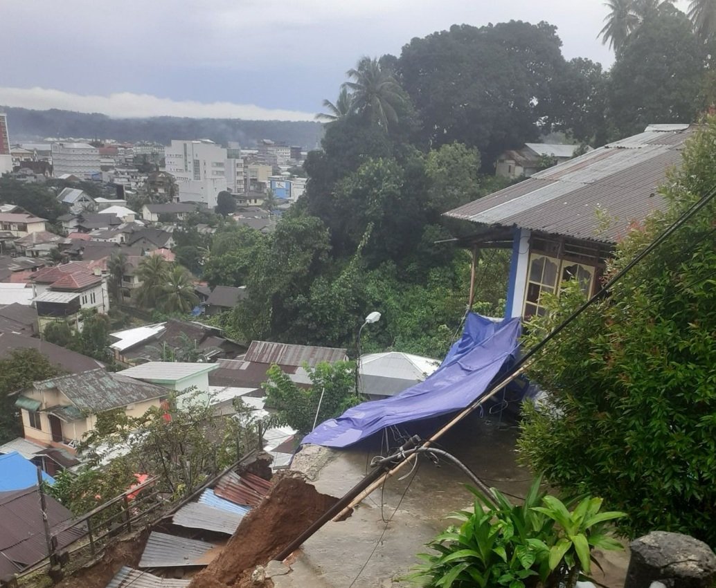 Tanah Longsor di Ambon, Satu Orang Meninggal dan Puluhan Warga Terdampak