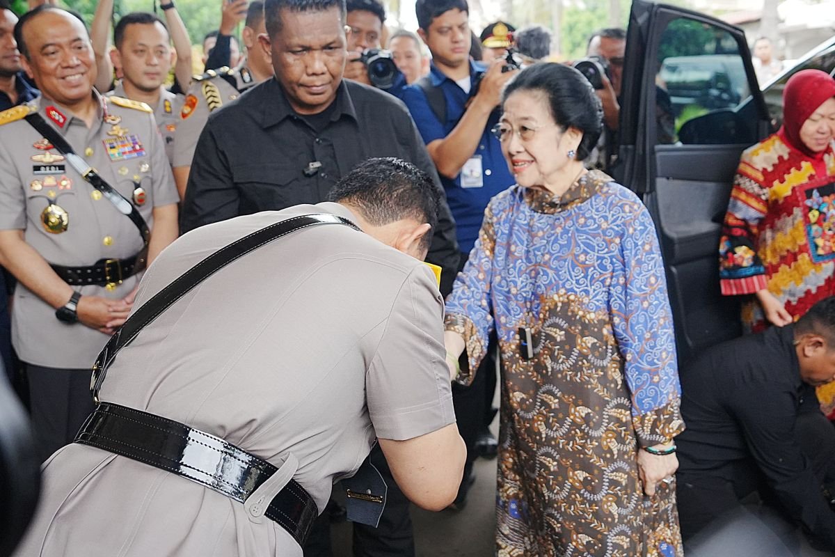 Ketika Kapolri Cium Tangan Megawati Soekarnoputri di Ultah ke-100 Istri Hoegeng