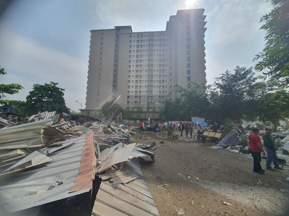 Alat Berat Ratakan Lapak Karaoke di Roxy Ciputat, Diduga Jadi Lokalisasi Prostitusi