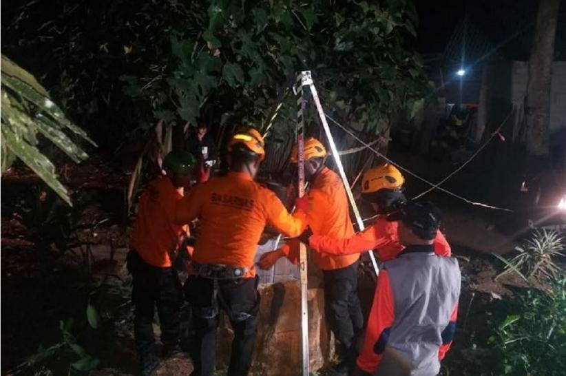 Terjebak 10 Jam di Sumur Sedalam 20 Meter, Lansia di Tanah Datar Diselamatkan SAR