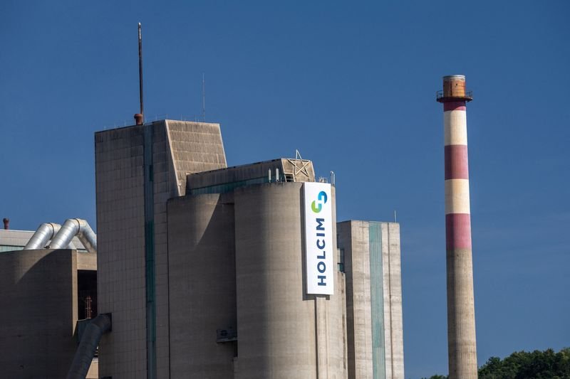 Produsen semen Holcim merampungkan spin-off Amerika Utara senilai $30 miliar