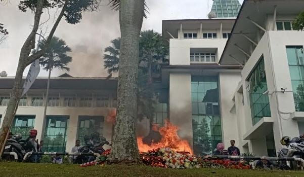 Tolak Outsourcing, Buruh Demo Bakar Karangan Bunga di Kantor Bupati Bandung Barat