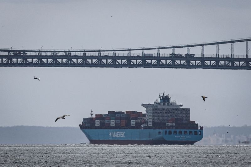 Maersk terus berlayar melalui Selat Hormuz, kata perusahaan