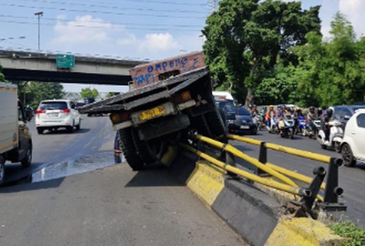 Truk Oleng Tabrak Pembatas Jalan di Grogol Jakbar, Korban Jiwa Nihil