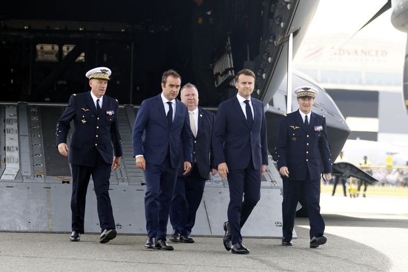 Macron tantang Eropa untuk menyaingi AS dan Tiongkok di bidang luar angkasa