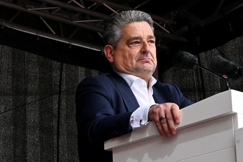 CEO Thyssenkrupp mendapat kontrak baru untuk mempercepat pemulihan