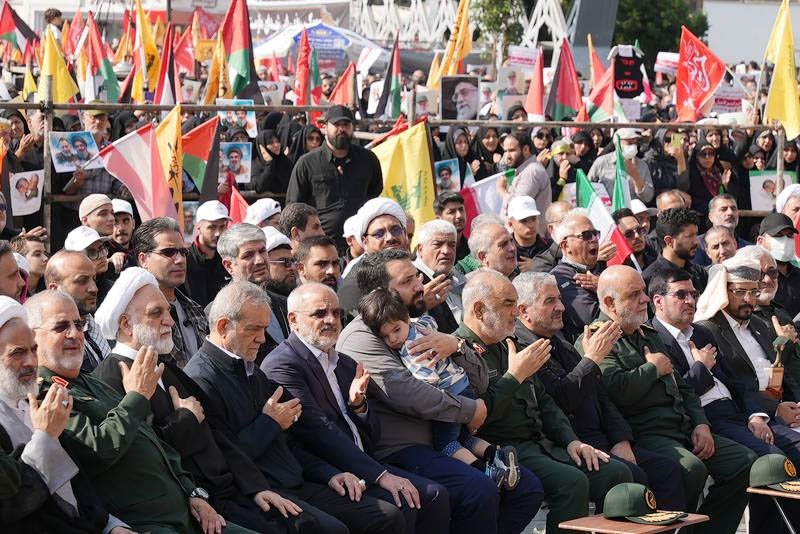 "Iran Gelar Pemakaman Massal 60 Korban – Ribuan Hadir dalam Suasana Haru dan Amarah!