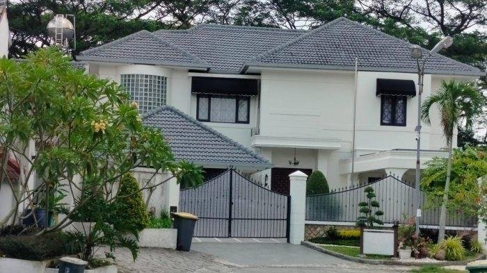 Geger! KPK Dobrak Rumah Mewah Topan Ginting Pakai Obeng, Pagar Digembok Rapat! Ada Apa di Dalam?